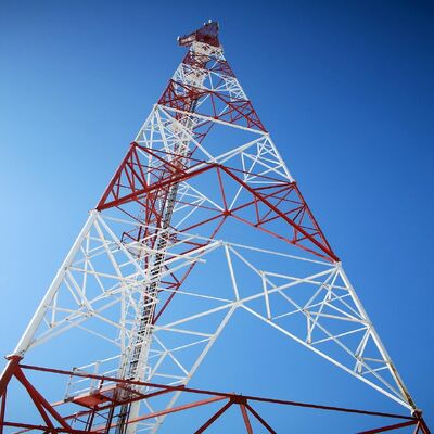 Torre de antena de telecomunicações galvanizada triangular de três patas