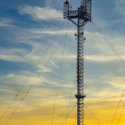 Torre de arame galvanizado durável construída com cabos de aço de alta resistência que fornecem soluções para estruturas altas e finas