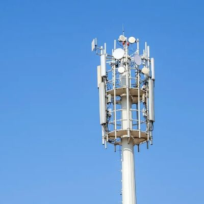 Monopole Tower telecom com design de eixo sólido e opções de tratamento de superfície, incluindo galvanização a quente e pintura