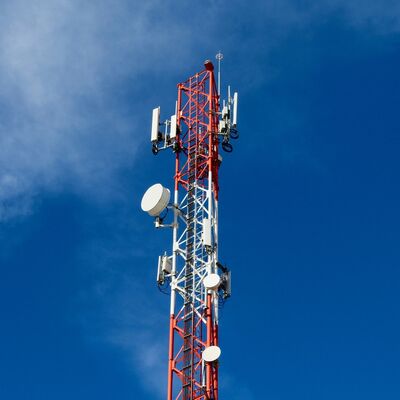 Torre Tubular de Aço de 3 Pernas de 30M Projetada para Aplicações de Telecomunicações, Micro-ondas, Monitoramento, Observação e Segurança