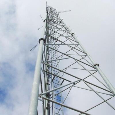 Torre robusta de aço tubular de 3 pernas adequada para micro-ondas 4G 5G e sistemas de segurança com construção em aço de alta resistência