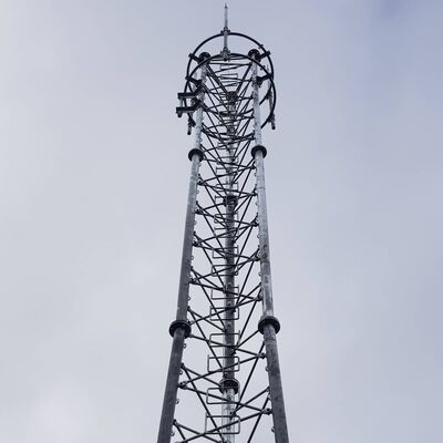 A torre de aço tubular equipada com 3 pernas autossuficiente galvanizou o mastro das telecomunicações apropriado para uma comunicação exterior da micro-ondas 5G 4G