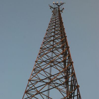 Torre de comunicação de aço feita sob encomenda tubular da altura 20-100m de 3 pés para projetos de engenharia globais