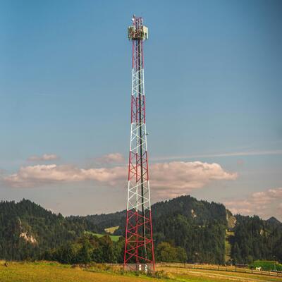 Torre resistente ao impacto tubular da estrutura de 3 pés de 35M 55M 3 para o ambiente propenso à vibração do lado da estrada de ferro da maneira