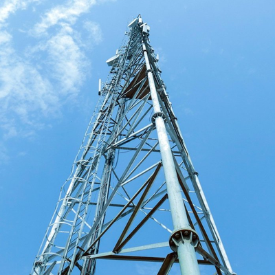 44m 54m 66m 74Meter Hot Dip Galvanizou Torre de Telecomunicações de 3 Tubos para Terminal de Ônibus Hub 5G