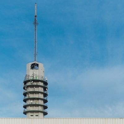 Torre de aço tubular de três pernas no telhado