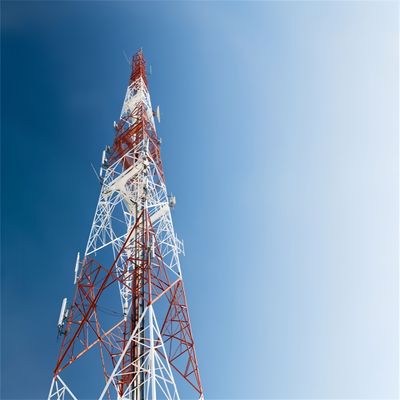 Torre de três pernas Triângulo de pé livre Torre de células de grelha Torre de antena de aço galvanizado