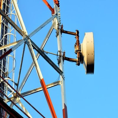 Torres de comunicações móveis angulares com grelha de aço de 36m 4 pernas / mastro de antena autossustentável