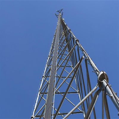 Torre de aço tubular de três pernas no telhado