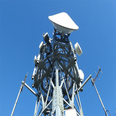 Torre de aço tubular de três pernas no telhado