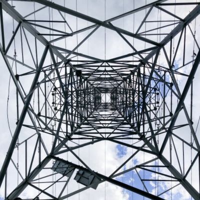 Torre de transmissão de alta tensão de energia elétrica