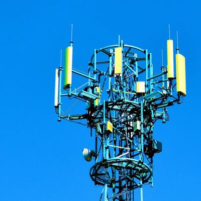 Torre de Telecomunicações de Cobertura Urbana Externa para Sinal 4G em Aço Galvanizado Angular de 3 Pernas por Imersão a Quente