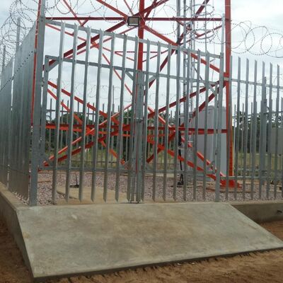 Torre de aço Torre de aço angular de 4 pernas projetada para telecomunicações com construção robusta e conformidade com códigos de projeto internacionais