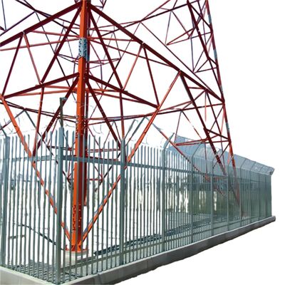 Torre de aço angular de 4 pernas projetada para atender aos padrões ANSI TIA e EN, oferecendo suporte para projetos de infraestrutura de telecomunicações e energia