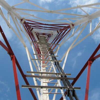 3 pernas Torre de aço angular Torre de comunicação sem fio triangular com graus de aço estrutural, incluindo a série ASTM A36