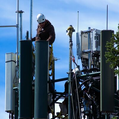 Torre de antena de telecomunicações galvanizada triangular de três patas