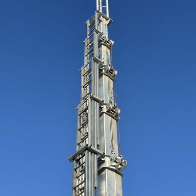 Torre telescópica pesada com desvio vertical inferior a um por mil, oferecendo desempenho para tarefas de comunicação e iluminação