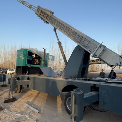 Torre telescópica pesada com desvio vertical inferior a um por mil, oferecendo desempenho para tarefas de comunicação e iluminação