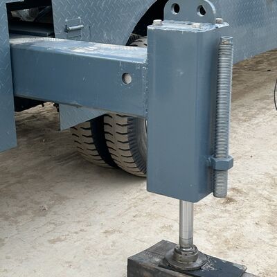 Torre telescópica pesada com desvio vertical inferior a um por mil, oferecendo desempenho para tarefas de comunicação e iluminação