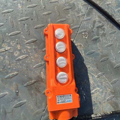 Torre telescópica pesada com desvio vertical inferior a um por mil, oferecendo desempenho para tarefas de comunicação e iluminação