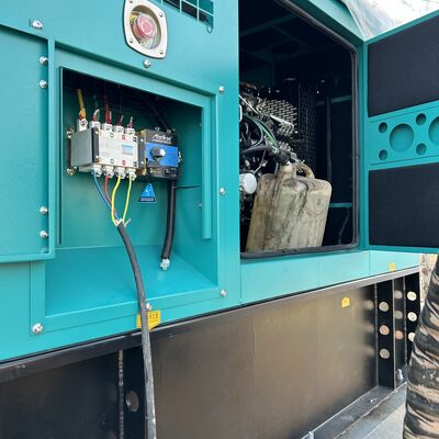 Torre telescópica pesada com desvio vertical inferior a um por mil, oferecendo desempenho para tarefas de comunicação e iluminação