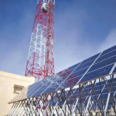 A torre posta solar da antena autossuficiente galvanizou 20 30 40M 4G 5G fora do mastro das telecomunicações da grade