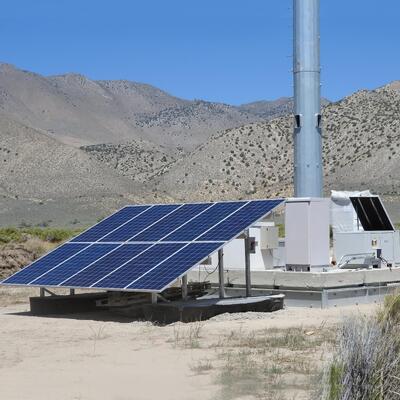 A torre remota da antena do painel solar da área galvanizou o mergulho quente 18 28 38M 5G 4G Wifi torre das telecomunicações