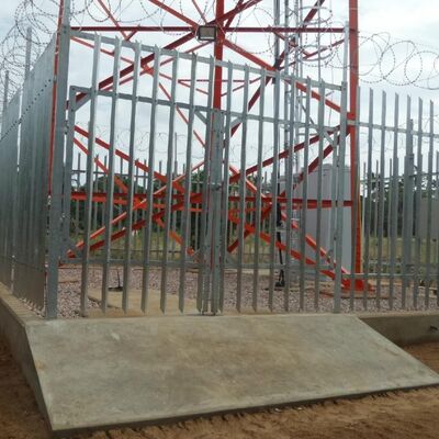 Torre da antena da energia solar com o mastro galvanizado autossuficiente do armazenamento de energia 20 30 40M 4G 5G