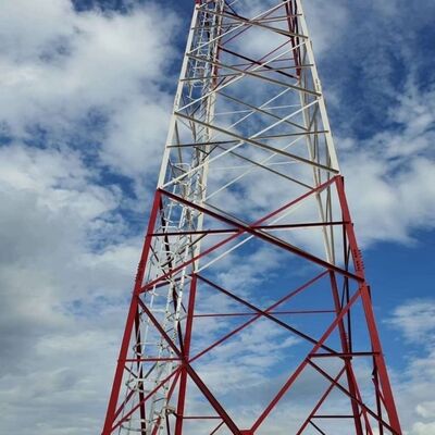 Torre de antena de painel solar de emergência galvanizada por imersão a quente 18 28 38M 5G 4G Torre de telecomunicações de alívio de desastres