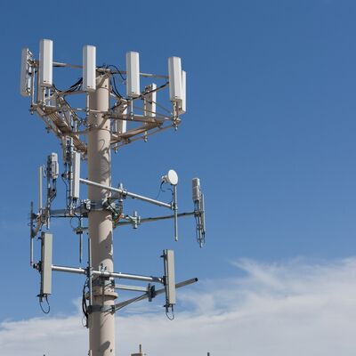 10 16 22M que economiza espaço monopolo tubular galvanizado ao ar livre 5G 4G mastro de comunicação compacto de micro-ondas