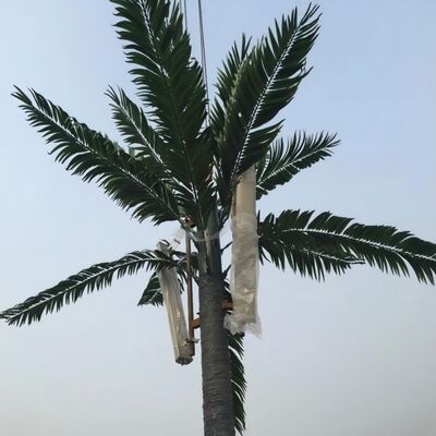 Torre de árvores biônicas com aparência de árvore com ramos e troncos de fibra de vidro para mistura perfeita da paisagem