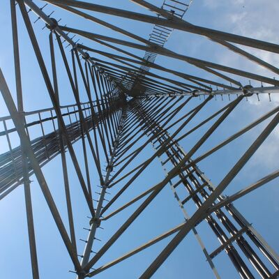 27M Torre de aço tubular de 3 pernas com ASTM A36 e A572 Gr50 para torres de comunicação de telecomunicações e microondas