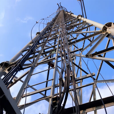 Torre de aço tubular resistente de 3 patas de 45M com resistência de alto impacto apropriada para a micro-ondas das telecomunicações e as torres da segurança