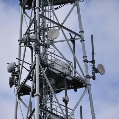Torre de aço tubular de 3 pernas para serviço pesado com tratamento de superfície galvanizado por imersão a quente para infraestrutura de telecomunicações de longa duração