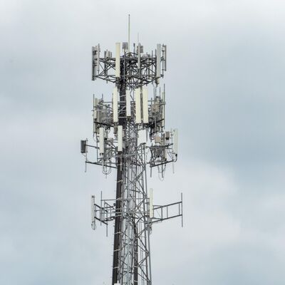 Torre de aço tubular de 3 pernas para serviço pesado com tratamento de superfície galvanizado por imersão a quente para infraestrutura de telecomunicações de longa duração