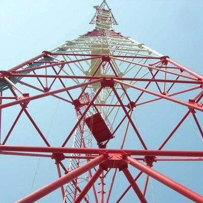 Torre robusta de aço tubular de 3 pernas adequada para micro-ondas 4G 5G e sistemas de segurança com construção em aço de alta resistência