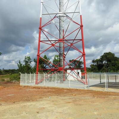 Torre de aço tubular de 3 pernas de calibre pesado com acabamento galvanizado por imersão a quente para maior resistência à corrosão em ambientes externos