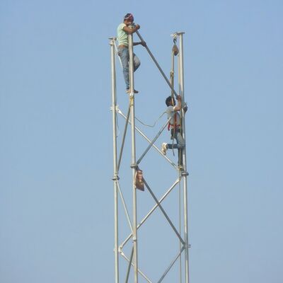 Long Life 3 Legged Tubular Steel Tower Galvanized Telecom Mast Projetado para aplicações de redes de microondas 5G 4G ao ar livre