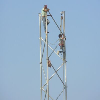 A torre de aço tubular equipada com 3 pernas autossuficiente galvanizou o mastro das telecomunicações apropriado para uma comunicação exterior da micro-ondas 5G 4G