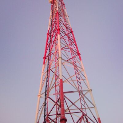 Torre de comunicação de aço feita sob encomenda tubular da altura 20-100m de 3 pés para projetos de engenharia globais