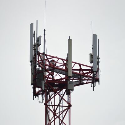 Torre de comunicação de aço feita sob encomenda tubular da altura 20-100m de 3 pés para projetos de engenharia globais