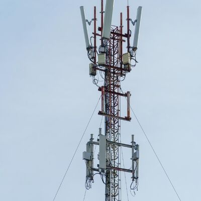 A instalação fácil modular pré-fabricada feita sob encomenda da entrega rápida da torre de aço das telecomunicações do fio Guyed