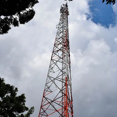 Torre de comunicação de aço inoxidável longa angular da vida útil de 3 pés resistente à corrosão para a área costeira