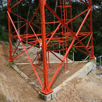 Torre de comunicação de aço inoxidável longa angular da vida útil de 3 pés resistente à corrosão para a área costeira