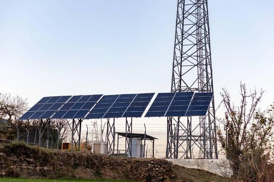 15 22 38M Torre de telecomunicações de treliça solar angular fora da rede com 4 pernas com aço galvanizado e bateria reserva para comunicação de emergência