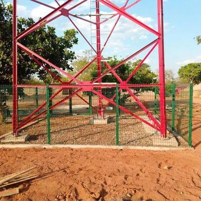 Torre pequena compacta angular da pilha de 3 pés integrada com a fonte de alimentação para a rede da borda 5G