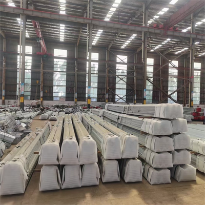 operador da torre de aço equipada com pernas de 4 ângulos galvanizados por mergulho quente de 30M multi para a estação macro suburbana