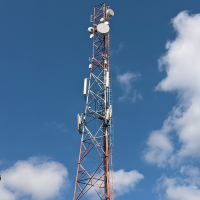 Torre de comunicação de aço com treliça tubular de 3 pernas econômica de 50 milhões para estação base de sinal GSM/LTE com galvanização por imersão a quente Vida útil de 30 anos