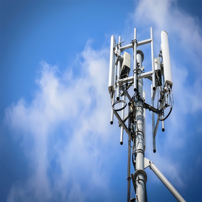 Torre Monopole de telhado leve de 25M 30M 40m para densificação urbana de células pequenas 5G com base pequena e aço galvanizado