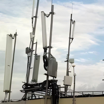 Torre Monopole de telhado leve de 25M 30M 40m para densificação urbana de células pequenas 5G com base pequena e aço galvanizado